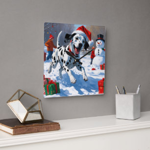 Horloge Carrée Dalmatien courant dans la neige avec un chapeau de