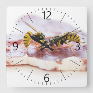 Horloge Carrée Déchets mangeant une saucisse