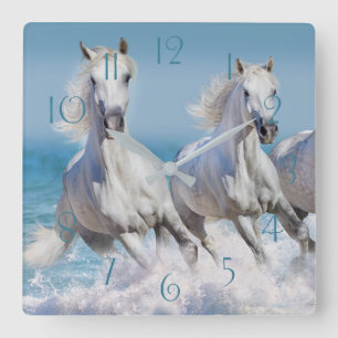 Horloge Carrée Des chevaux blancs andalous courent dans les vague