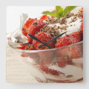Horloge Carrée Dessert de fraise avec du yaourt frais