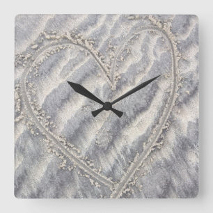 Horloge Carrée Dessin original de coeur dans le carré de sable
