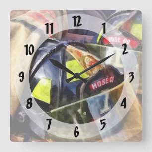 Horloge Carrée Deux casques d'incendie et la veste de pompier