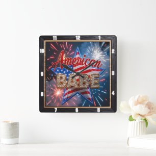 Horloge Carrée Drapeau américain patriotique Babe