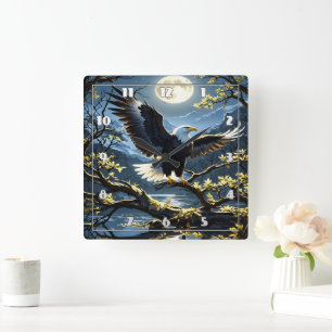 Horloge Carrée Eagle étend des ailes sur la branche sous ciel noc