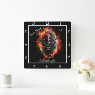 Horloge Carrée Équipe de football enflammée personnalisable