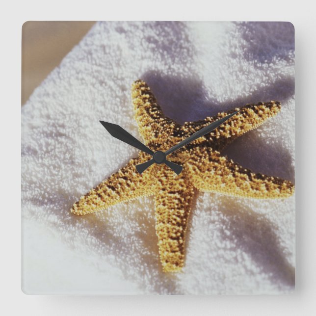 Horloge Carrée Étoiles de mer sur une serviette (Recto)