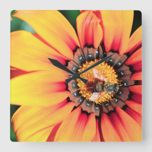 Horloge Carrée Extrême Gros Plan D'une Abeille Collectant Du Poll