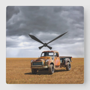 Horloge Carrée Farms   Old Truck in Field