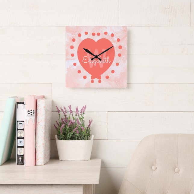 Horloge Carrée Fille Monogramme initial Coral Aquarelle Coeur (Salle de lecture)