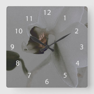 Horloge Carrée Fleur artistique dans les tons gris