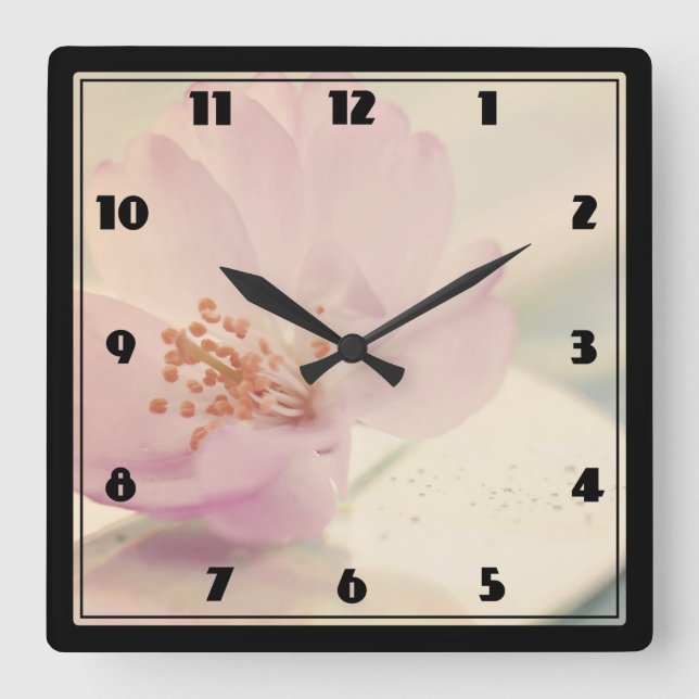 Horloge Carrée Fleur de cerisier rose pâle délicate (Recto)