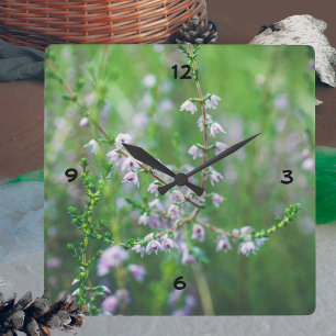 Horloge Carrée Fleurs sauvages violets délicats