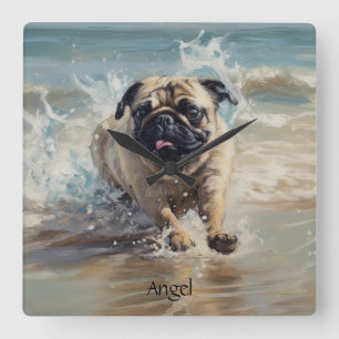 Horloge Carrée Happy Pug à la Plage personnalisable