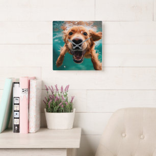 Horloge Carrée Heureux Golden Retriever Nageant Sous L'eau