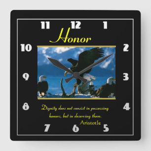 Horloge Carrée Honor eagles on the ocean shore stand