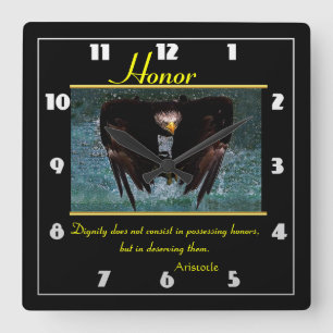 Horloge Carrée Honorer l'aigle volant au-dessus de l'océan