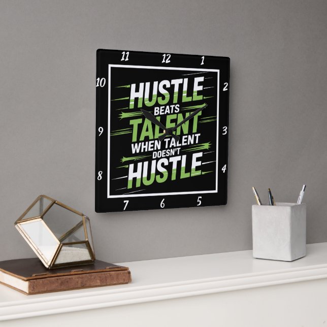 Horloge Carrée Hustle Beats Talent Motivational Citation (Bureau)