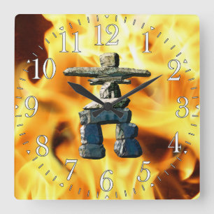 Horloge Carrée Inukshuk et feu Pierres de l'esprit amérindien