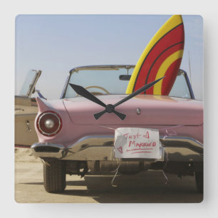 Horloge Carrée Just Married Sign And Surfboard