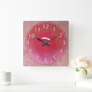 Horloge Carrée La circulaire rouge bien usée scie des outils de