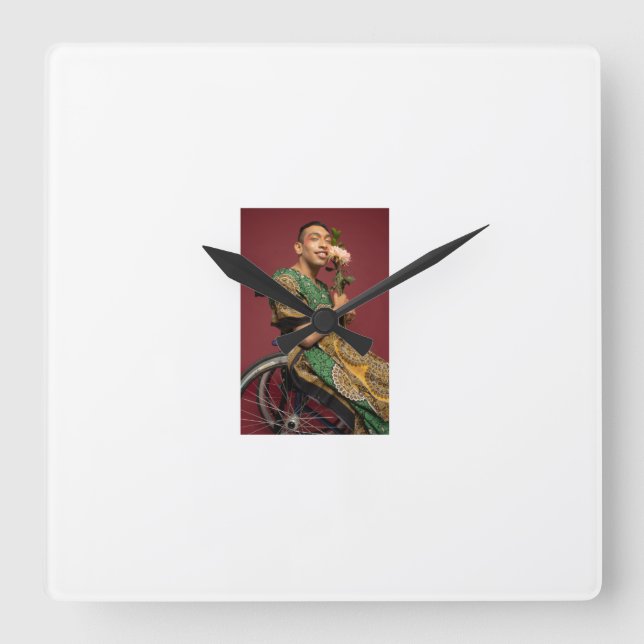 Horloge Carrée La collection représente l'esprit éclectique de B (Recto)