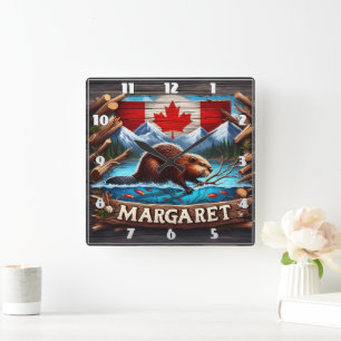 Horloge Carrée La natation du castor canadien près des montagnes 