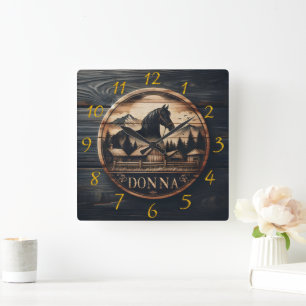 Horloge Carrée La sculpture en bois du paysage de cheval et de mo