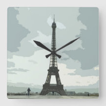 La Tour Eiffel dans une nuit nuageuse