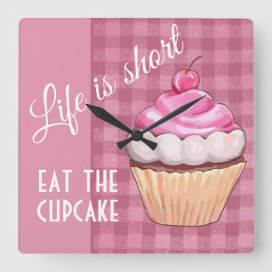 Horloge Carrée La vie est courte Mangez un cupcake rose Gingham