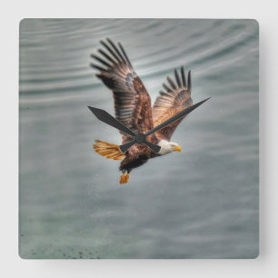 Horloge Carrée L'aigle à tête blanche américain survole l'océan