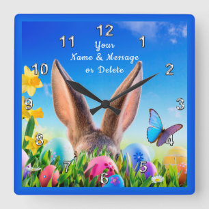 Horloge Carrée Le lapin gai, jonquilles a personnalisé l'horloge