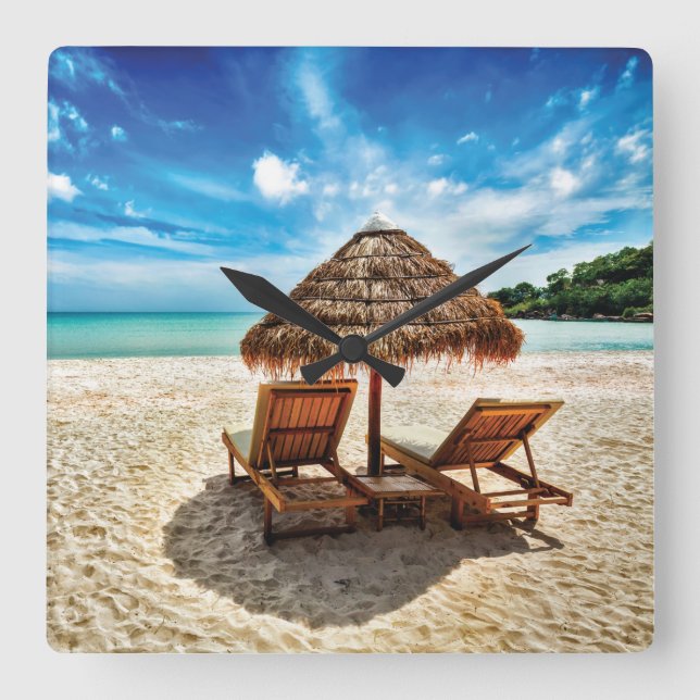 Horloge Carrée Lounge on beach throw pillow (Recto)