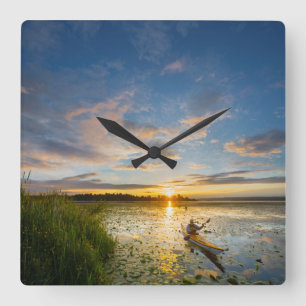 Horloge Carrée Male kayaker paddling sea kayak on still water