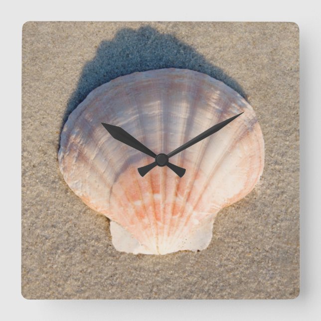 Horloge Carrée Mer Shell s'étendant sur la plage sablonneuse (Recto)