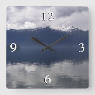 Horloge Carrée Misty Alaskan Sea dans les tons bleu