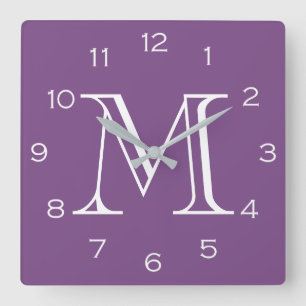 Horloge Carrée Monogramme blanc chiffres sur mural mauve arc3