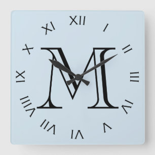 Horloge Carrée Monogramme noir chiffres romains sur bleu pâle wcc