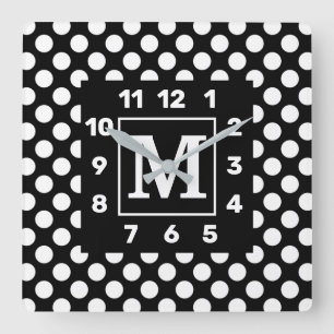 Horloge carrée monogrammée à pois sur fond noir et