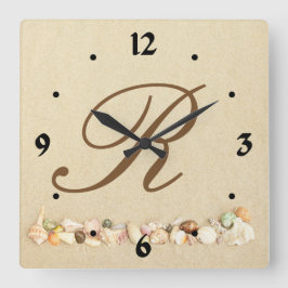 Horloge Carrée Monogrammes coquillages sur sable de plage Personn