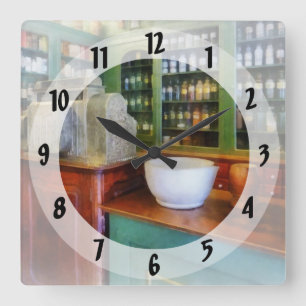Horloge Carrée Mortier et pilon dans la pharmacie
