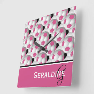 Horloge Carrée Motif de balle de soccer rose Monogram