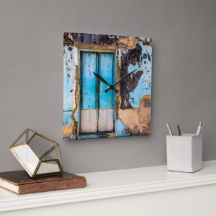Horloge Carrée Mur bleu et porte