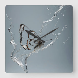 Horloge Carrée Nettoyer Le Papillon Dans L'Eau