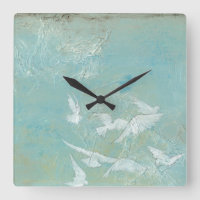 Oiseaux blancs volant par le ciel bleu