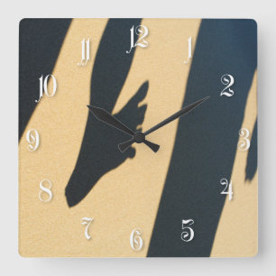 Horloge Carrée Ombres humaines amusantes sur le sable de plage