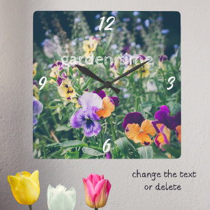 Horloge Carrée Pansies colorées dans un jardin de campagne d'été