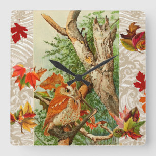 HORLOGE CARRÉE PARMI LES FEUILLES DE CHUTE EN BOIS