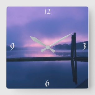 Horloge Carrée Paysage paisible de soleil violet/rose sur l'eau