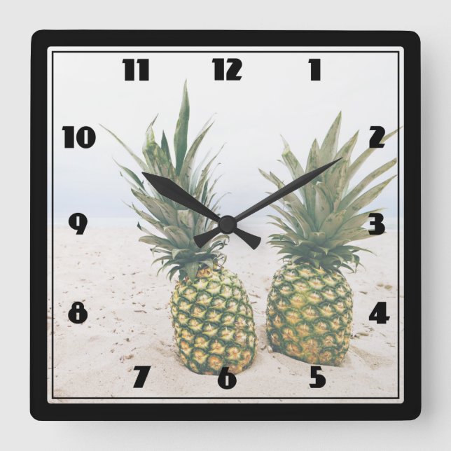 Horloge Carrée Photo de 2 ananas sur une plage (Recto)