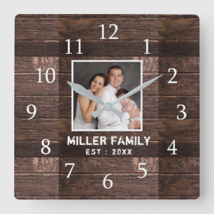 Horloge Carrée Photo personnalisée Brown Wood Nom de famille